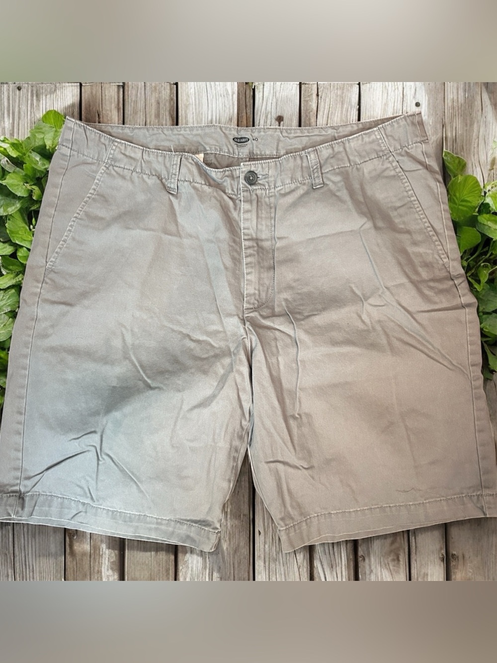 Old Navy Men's Flat-Front Khaki Shorts - Gray